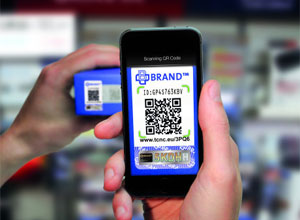 Verbraucher können im System von tesa® connect & check beispielsweise mit dem Smartphone direkt am Point-of-Sale den QR-Code einscannen und den Sicherheitscode eingeben.