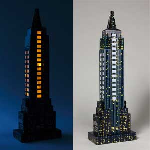 Eine echte Verlockung für Puzzle-Freunde: Das 3-D-Puzzle von Ravensburger lässt das Empire State Building im eigenen Heim entstehen. Die Verkaufsförderungselemente von Panther Display sind ca. einen Meter hoch und bestechen durch Detailgenauigkeit.