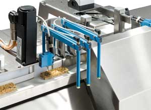 Das Zuführsystem Pack Feeder 4 erkennt fehlerhaft ausgerichtete Produkte und sortiert diese aus, sodass Maschinenstopps minimiert und die Produktivität gesteigert wird.