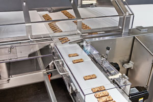 Die Austragestation Transver SDP mit staufreiem Produkttransport ist eine flexible Lösung mit verbessertem hygienischem Design für Unternehmen mit Automatisierungsbedarf.