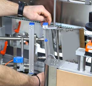Plug & Play: Herma hat jetzt ein neues System entwickelt, mit dem sich die formatabhängigen Baugruppen eines Etikettierers mit Steckverbindungen schnell wechseln lassen.