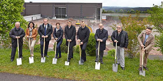 Offizieller Spatenstich am 28. April 2014 anlässlich eines neuen Gebäudeabschnitts von Arburg in Loßburg (von links): die Arburg-Gesellschafter Eugen Hehl, Juliane Hehl, Michael Hehl und Renate Keinath sowie Siegfried Schmelzle und Claus Matt (beide Architekturbüro Schmelzle+Partner), der Loßburger Bürgermeister Christoph Enderle, Hans J. Theurer (Hans J. Theurer Hoch- und Tiefbau) und Mario Müller (A. M. Müller Tief- und Straßenbau).
