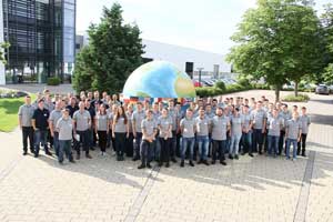 Das Team des Groninger Ausbildungstages vor der selbstgemachten Weltkugel