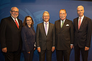 Volker Kronseder, neuer Aufsichtsratsvorsitzender der Krones AG, Prof. Dr. iur. Susanne Nonnast, neues Aufsichtsratsmitglied der Krones AG, Philipp Graf von und zu Lerchenfeld, wiedergewähltes Aufsichtsratsmitglied der Krones AG, Ernst Baumann, ehemaliger Aufsichtsratsvorsitzender der Krones AG, Christoph Klenk, Vorstandsvorsitzender Krones AG.