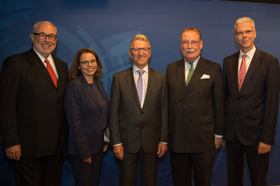 Volker Kronseder, neuer Aufsichtsratsvorsitzender der Krones AG, Prof. Dr. iur. Susanne Nonnast, neues Aufsichtsratsmitglied der Krones AG, Philipp Graf von und zu Lerchenfeld, wiedergewähltes Aufsichtsratsmitglied der Krones AG, Ernst Baumann, ehemaliger Aufsichtsratsvorsitzender der Krones AG, Christoph Klenk, Vorstandsvorsitzender Krones AG.