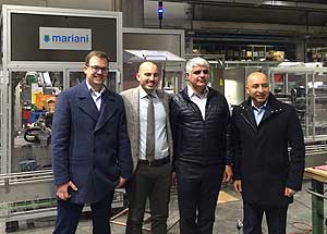 Das iranische Unternehmen Marina nutzt den Mariani-Downstream mit einer Füllmaschine von SIG Combibloc. Das Projektteam beim Mariani-Besuch (von links): Stefan Mergel (SIG Combibloc), Dr. Antonio Mariani (Mariani), Hazem Mizban (Marina) und Bamdad Ghafari (SIG Combibloc Iran).