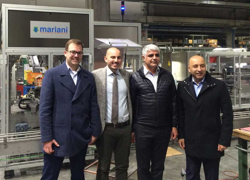 Das iranische Unternehmen Marina nutzt den Mariani-Downstream mit einer Füllmaschine von SIG Combibloc. Das Projektteam beim Mariani-Besuch (von links): Stefan Mergel (SIG Combibloc), Dr. Antonio Mariani (Mariani), Hazem Mizban (Marina) und Bamdad Ghafari (SIG Combibloc Iran).