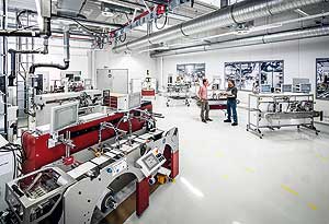 Unter dem Motto „drupa EXtended“ hat Baumer hhs Besucher während der drupa 2016 in sein hhs solution-center nach Krefeld eingeladen.