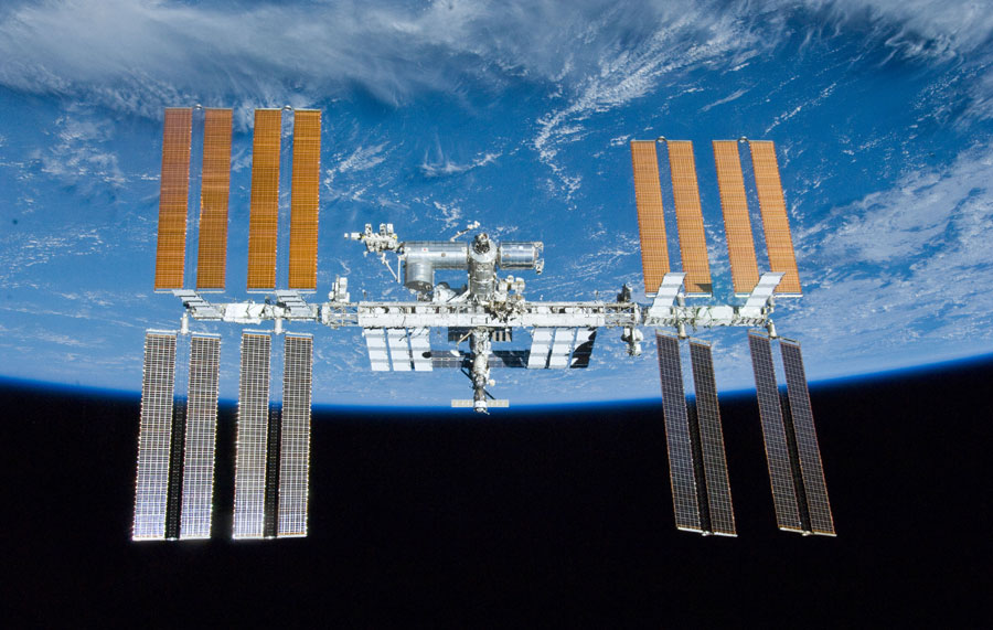 Ein Blick auf die Erde mit der Internationalen Raumstation im Vordergund: unser Planet mit großen, aber endlichen Resourcen.