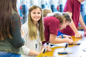 Anfang Juli 2017 hat Multivac interessierte Schüler aus der Region eingeladen, seine Lehrwerkstätten zu besuchen. Insgesamt nahmen mehr als 320 Besucher aus dem Ober- und Unterallgäu diese Gelegenheit wahr.