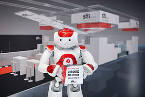 „Herzlich willkommen, Frau Müller!“ – der humanoide Roboter NAO soll geladene  Besucher auf dem FachPack-Stand der STI Group persönlich mit Namen begrüßen.