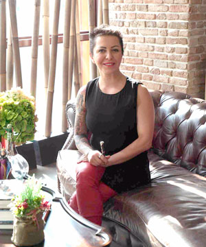 Ayşe Yerlikaya im Gespräch über die Firmenentwicklung der letzten Jahre. Dank Zusammenarbeit mit Multivac könne die Firma am Weltmarkt konkurrenzfähig teilnehmen.
