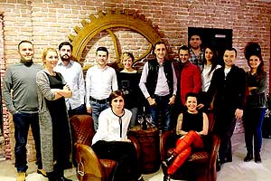 Das Team von Oasis Medikal am Firmensitz in der Nähe von Ankara mit Managerin Ayşe Yerlikaya vorne rechts sitzend.
