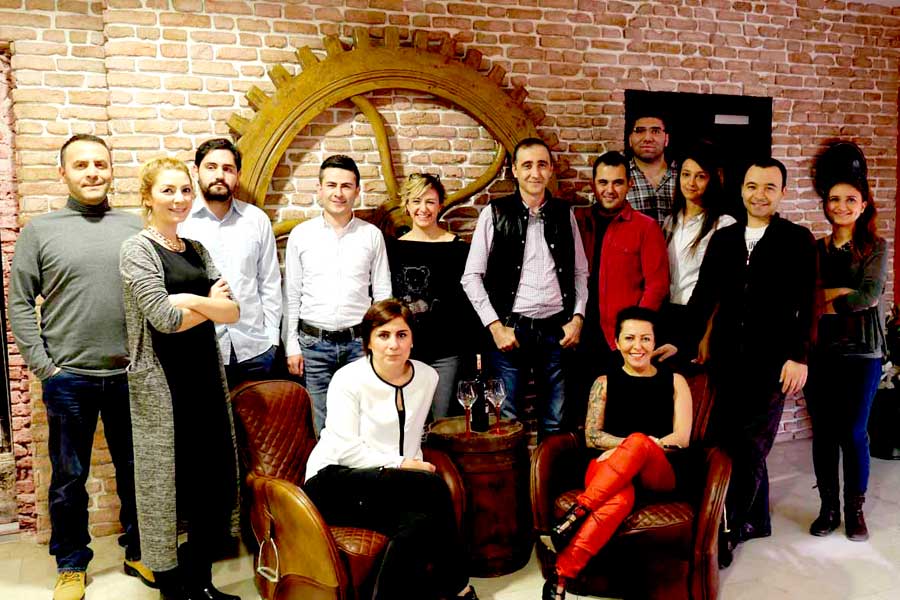 Das Team von Oasis Medikal am Firmensitz in der Nähe von Ankara mit Managerin Ayşe Yerlikaya vorne rechts sitzend.