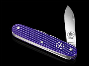 Victorinox Taschenmesser, teils aus wiederverwendeten Kaffeekapseln erstellt, worauf auch das Logo auf der Schneide hinweist.