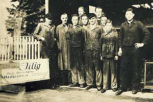 Adolf Illig (Bildmitte vorn mit Mütze) und Mitarbeiter seiner am 27. Mai 1946 in der Garage des elterlichen Wohnhauses in Heilbronn eröffneten mechanischen Reparaturwerkstatt.