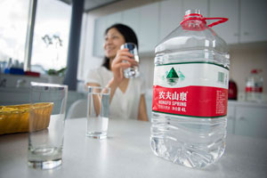Nongfu Springs erste 4-l-Flaschen aus PET wurden 2014 auf dem chinesischen Markt eingeführt und von den chinesischen Verbrauchern gut angenommen. Die Nachfrage nach einer familienorientierten Verpackung im 4-l-Format ist seit 2013 um 53% gestiegen.