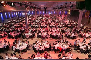 Für 1700 Gäste wurde die Montagehalle in einen Festsaal umgewandelt, um Laudatio, Bankett und Show einen passenden Rahmen zu bieten.