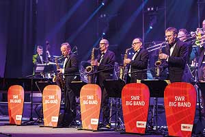 50 Jahre Gerhard Schubert GmbH verdienen einen großen Auftritt: die SWR Big Band verwandelte die Montagehalle in einen Tanzsaal.  