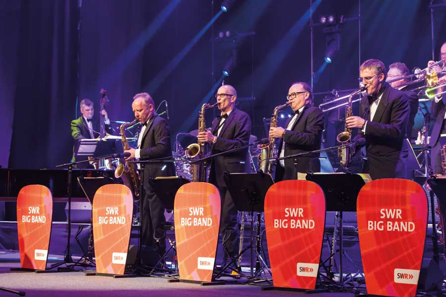 50 Jahre Gerhard Schubert GmbH verdienen einen großen Auftritt: die SWR Big Band verwandelte die Montagehalle in einen Tanzsaal.  