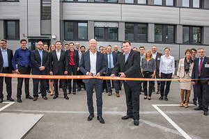 Das neue PackRight Centre: Per V Frederiksen, Managing Director bei DS Smith und Reinhard Mitzkus, General Manager von DELTA, beim feierlichen Durchschneiden des Bandes zur Eröffnung des zweiten DS Smith PackRight Centres in der Region Deutschland & Schweiz.