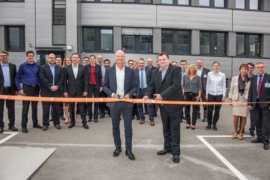 Das neue PackRight Centre: Per V Frederiksen, Managing Director bei DS Smith und Reinhard Mitzkus, General Manager von DELTA, beim feierlichen Durchschneiden des Bandes zur Eröffnung des zweiten DS Smith PackRight Centres in der Region Deutschland & Schweiz.