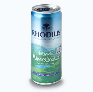 In Blau- und Grüntönen: Mineralwasser aus der Vulkaneifel von Rhodius nun auch in Dosen.