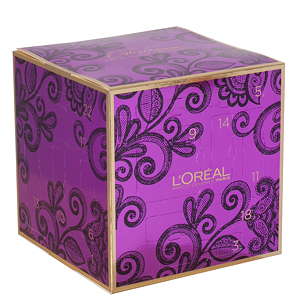 Hinter den Türchen der L’ Oréal Adventskalender-Geschenkbox aus Silberkarton verbergen sich 24 Kosmetikprodukte.
