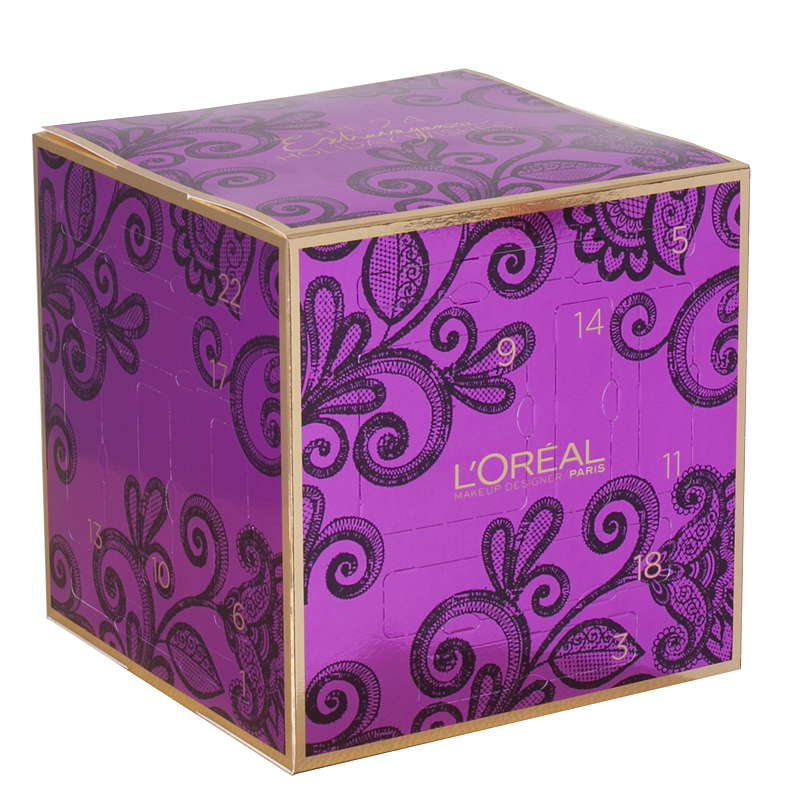 Hinter den Türchen der L’ Oréal Adventskalender-Geschenkbox aus Silberkarton verbergen sich 24 Kosmetikprodukte.
