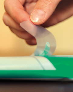 Der semipermanente UV-Acrylathaftkleber 52C wurde von HERMA vor allem im Hinblick auf Verschlussetiketten von Feuchttüchern entwickelt.