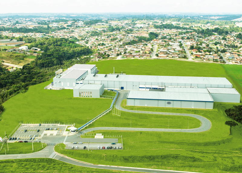 From January 2017 onwards, all SIG Combibloc sites in Europe, South America, China and the Asia-Pacific region will be supplied 100 per cent with energy from renewable sources. The picture shows the packaging materials plant at Campo Largo near Curitiba, Brazil.
