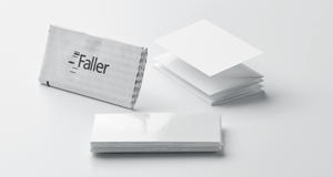 Ein Outsert wird mit einer Patient  Alert Card kombiniert und in Folie eingeschweißt.