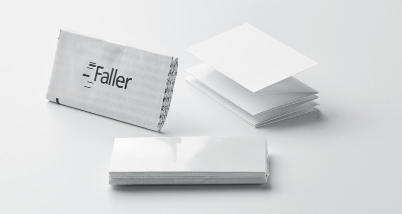 Ein Outsert wird mit einer Patient  Alert Card kombiniert und in Folie eingeschweißt.