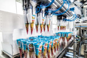 Für Süßwarenhersteller zeigt Schubert eine aus fünf Teilmaschinen bestehenden TLM-Anlage, die gefüllte Waffeln in Eistütenformat in Kartons verpackt.