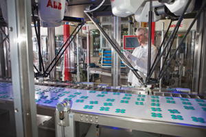 Matthias Paeslack kontrolliert den Verpackungsprozess von Aspirin™ Tabletten in der Produktionsanlage der Bayer Bitterfeld GmbH in Deutschland