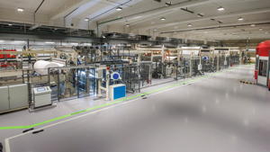 Blick auf die neue Extrusionsbeschichtungslinie im Werk in Husum (Schweden).