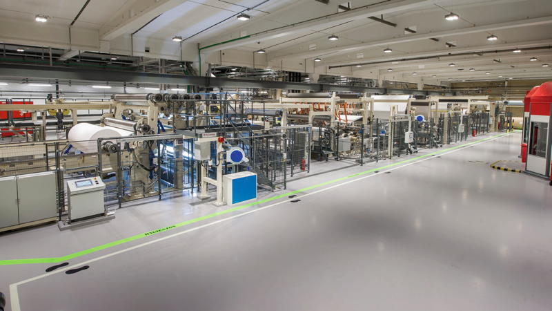 Blick auf die neue Extrusionsbeschichtungslinie im Werk in Husum (Schweden).