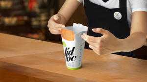 Lidloc kommt ohne separaten Kunststoffdeckel aus, erleichtert so die Abfallverwertung und bietet durch klare geometrische Definition gute Branding-Möglichkeiten.