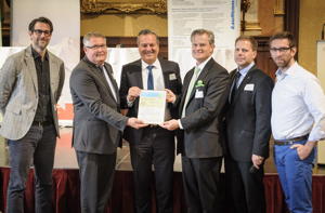 Cradle to Cradle Experten in Wien, Österreich am 16. Mai 2017 (von links nach rechts): Lewis Perkins (President Cradle to Cradle Products Innnovation Institute); Albin Kaelin (CEO bei EPEA Switzerland); Dr. Jörg Peter Langhammer (Vice President Global HSE + Sustainability bei Siegwerk Druckfarben); Reinhard Schneider (CEO bei Werner & Mertz); Immo Sander ( Head of Packaging Development bei Werner & Mertz); Dr. Thomas Boucoiran (Senior Project Manager Brand Owner Business bei Siegwerk Druckfarben) bei der Übergabe der Auszeichnungsurkunde.