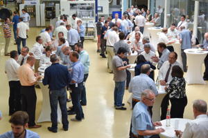 Besucher im fachlichen Austausch auf der 16. Hausmesse bei Illig in Heilbronn.