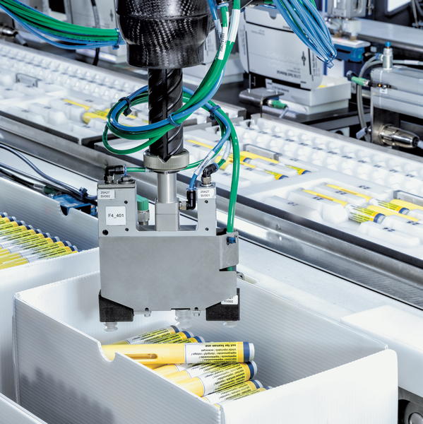 Mit der neuen 3D-Kamera ist es möglich, Position und Drehlage von Produkten, auch wenn diese kreuz und quer liegen, präzise an den Roboter weiter zu geben.