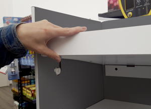 Patentierte Clips ermöglichen eine schnelle und sichere Arretierung der Etagenböden an den Seitenwänden des Displays und ermöglichen so einen Aufbau in nur wenigen Sekunden.