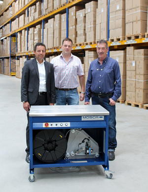 Nach der Interpack besuchte Michael Zimmermann, Verkaufsleiter D-A-CH bei Mosca, die Firma Frank Handels GmbH und Co. KG und hatte eine MO-M-8 als Gewinn dabei.