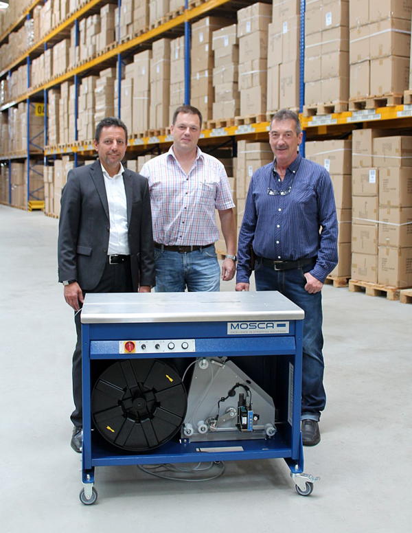 Nach der Interpack besuchte Michael Zimmermann, Verkaufsleiter D-A-CH bei Mosca, die Firma Frank Handels GmbH und Co. KG und hatte eine MO-M-8 als Gewinn dabei.