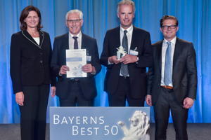 Lorenz Geiger (Technischer Leiter, 2.v.l.) und Karl Tschacha (Kaufmännischer Leiter, 3.v.l.) von der Schreiner Group nahmen die Auszeichnung von der bayerischen Wirtschaftsministerin Ilse Aigner und Tilmann Orth, Juror und Partner der Wirtschaftsprüfungsgesellschaft Mazars, entgegen.