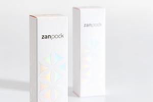 Packaging Fakten: Design von der Agentur zinnobergruen. Papier: Zanpack touch 340 g.  Veredelung: Transparente Heißfolie mit schimmerndem Effekt, blind geprägtes Logo und orangefarbener Innendruck.