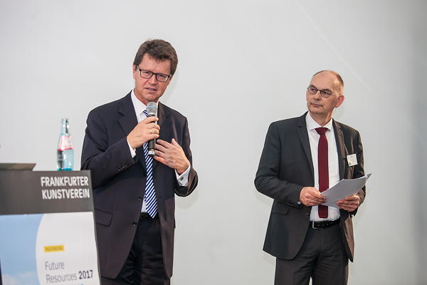 Markus Müller-Drexel, Geschäftsführer der INTERSEROH Dienstleistungs GmbH (links) und Winfried Batzke, Geschäftsführer des Deutsche Verpackungsinstitut e.V. (dvi) auf der ersten gemeinsamen Fachveranstaltung „Future Resources 2017 – Verpackung ist Rohstoff“.