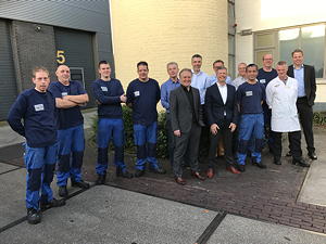 Piet Deceunynck, Regional Sales Director Central and North Europe, Business Unit Paper & Board und Wim van Mastrigt, Ex Managing Director Van Son Liquids B.V., gemeinsam mit den neuen Siegwerk-Kollegen.