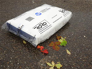 Das BEUMER bag-in-bag verpackt einzelne oder mehrere abgefüllte Papiersäcke mit einer wetterbeständigen Kunststofffolie.