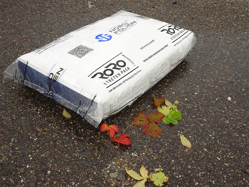 Das BEUMER bag-in-bag verpackt einzelne oder mehrere abgefüllte Papiersäcke mit einer wetterbeständigen Kunststofffolie.